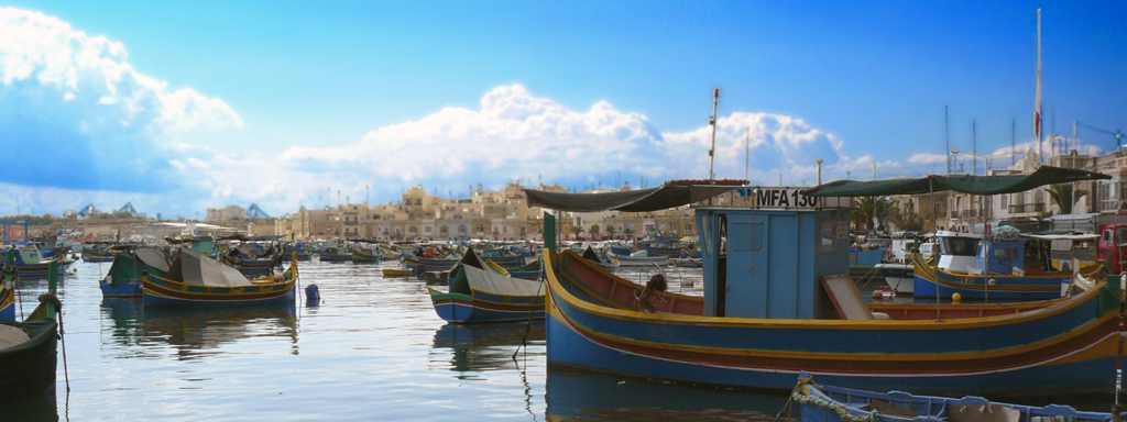 Marsaxlokk — rybářský přístav s tradičními loďkami luzzu
